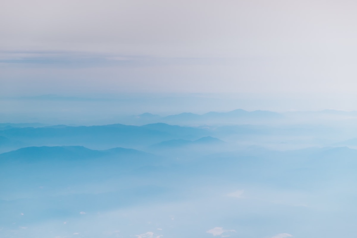 云雾中的远山